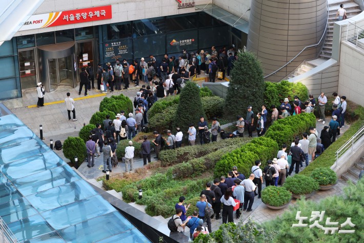 11일 오전 서울 중구 서울중앙우체국 앞에서 시민들이 이재명 대통령 취임 100일 기념 우표를 사기 위해 길게 줄을 서고 있다.