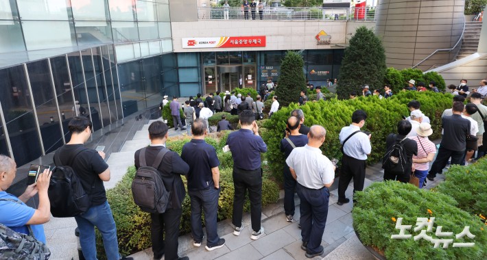 11일 오전 서울 중구 서울중앙우체국 앞에서 시민들이 이재명 대통령 취임 100일 기념 우표를 사기 위해 길게 줄을 서고 있다.