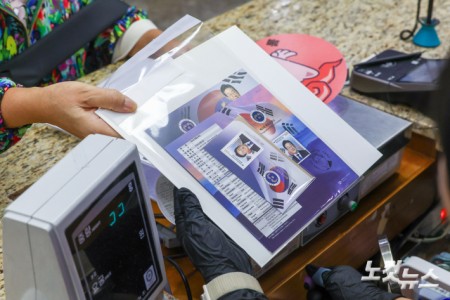이재명 대통령 취임 100일 기념우표 구매하는 시민