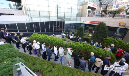 11일 오전 서울 중구 서울중앙우체국 앞에서 시민들이 이재명 대통령 취임 100일 기념 우표를 사기 위해 길게 줄을 서고 있다.