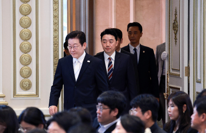 이재명 대통령이 11일 취임 100일 기자회견 '회복을 위한 100일, 미래를 위한 성장'을 위해 청와대 영빈관에 입장하고 있다. 연합뉴스