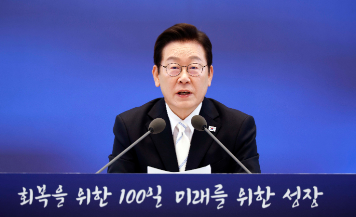 이재명 대통령이 11일 청와대 영빈관에서 열린 취임 100일 기자회견 '회복을 위한 100일, 미래를 위한 성장'에서 발언하고 있다. 연합뉴스