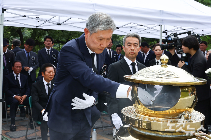 노태우 전 대통령 아들 노재헌씨가 국립서울현충원 고 김대중 전 대통령 묘역에서 분향하는 모습. 윤창원 기자