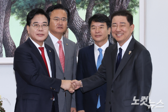 더불어민주당 김병기 원내대표와 국민의힘 송언석 원내대표가 10일 서울 여의도 국회에서 회동을 가지며 악수하고 있다. 윤창원 기자
