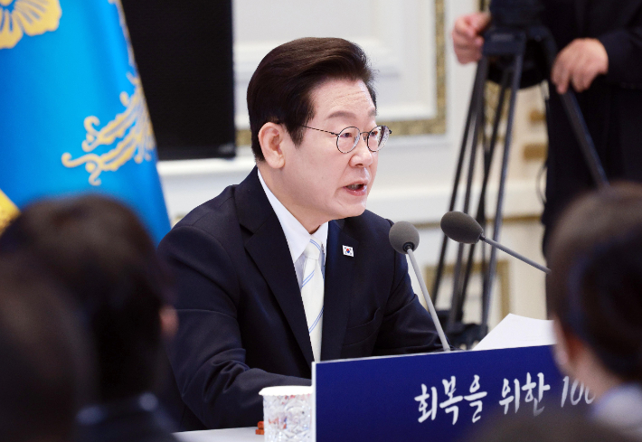 이재명 대통령이 11일 청와대 영빈관에서 '회복을 위한 100일, 미래를 위한 성장'을 주제로 취임 100일 기자회견을 하고 있다. 연합뉴스