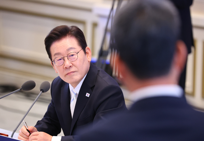 이재명 대통령이 11일 청와대 영빈관에서 열린 취임 100일 기자회견 '회복을 위한 100일, 미래를 위한 성장'에서 취재진의 질문을 받고 있다. 연합뉴스
