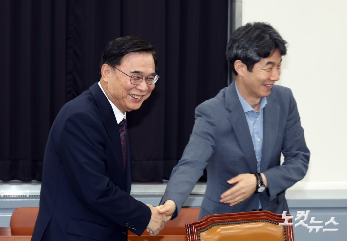 인사 나누는 이종석 국정원장