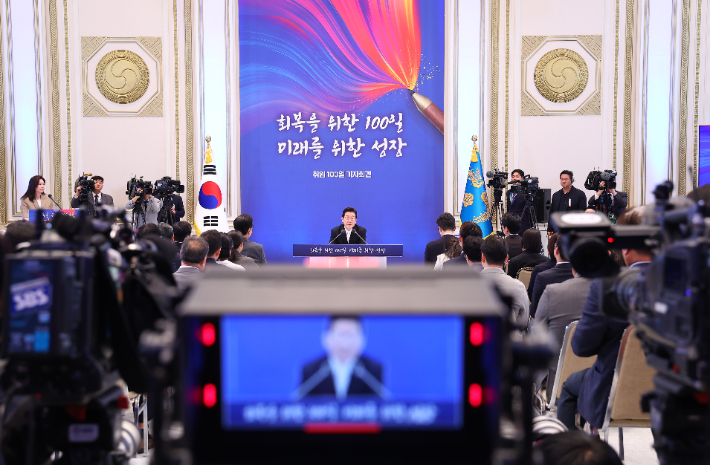이재명 대통령이 11일 청와대 영빈관에서 취임 100일 기자회견 '회복을 위한 100일, 미래를 위한 성장'을 하고 있다. 연합뉴스
