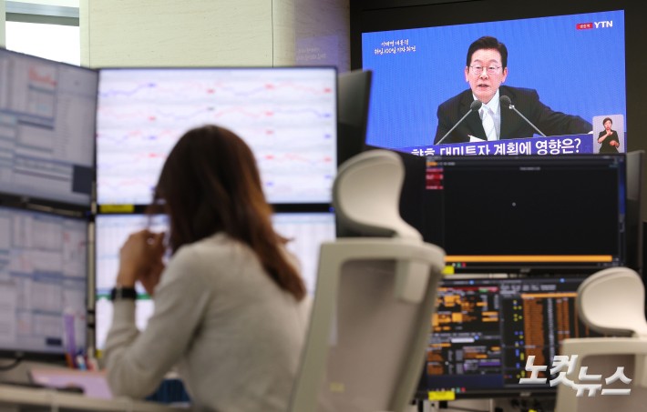 이재명 대통령 취임 100일인 11일 코스피가 전날 기록한 장중 사상 최고치(3,317.77)를 하루 만에 갈아치우며 상승 출발한 가운데 서울 중구 하나은행 딜링룸 현황판에 이재명 대통령 취임 100일 기자회견 방송이 나오고 있다.