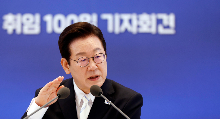 이재명 대통령이 11일 청와대 영빈관에서 열린 취임 100일 기자회견 '회복을 위한 100일, 미래를 위한 성장'에서 답변하고 있다. 연합뉴스