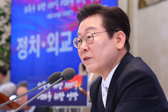 이재명 대통령이 11일 청와대 영빈관에서 열린 취임 100일 기자회견 '회복을 위한 100일, 미래를 위한 성장'에서 취재진 질문에 답변하고 있다. 연합뉴스