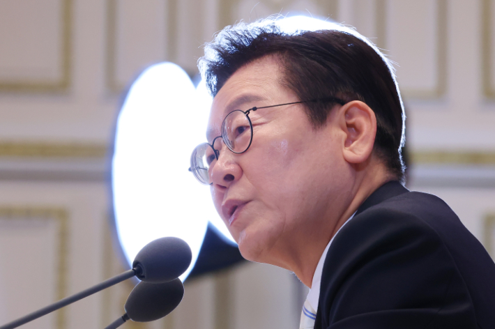 이재명 대통령이 11일 청와대 영빈관에서 열린 취임 100일 기자회견 '회복을 위한 100일, 미래를 위한 성장'에서 취재진 질문에 답변하고 있다. 연합뉴스