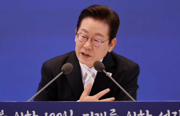 이재명 대통령이 11일 청와대 영빈관에서 열린 취임 100일 기자회견에서 취재진 질문에 답변하고 있다. 연합뉴스