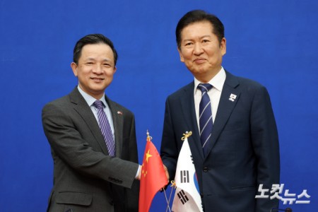 더불어민주당 정청래 대표가 11일 서울 여의도 국회에서 다이빙 주한중국대사를 접견하고 있다.