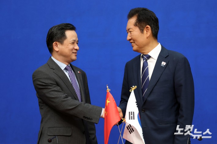 더불어민주당 정청래 대표가 11일 서울 여의도 국회에서 다이빙 주한중국대사를 접견하고 있다.