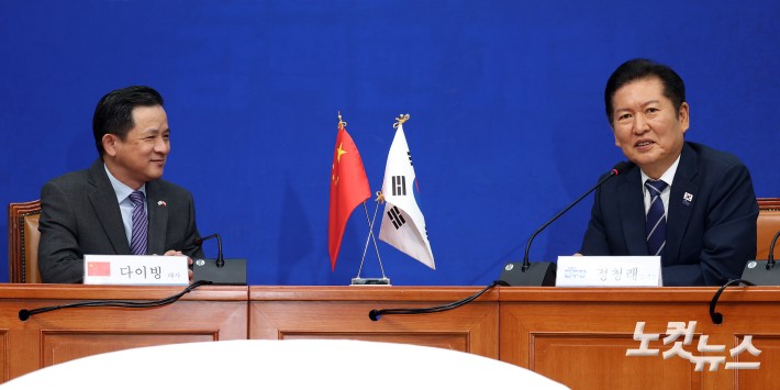 더불어민주당 정청래 대표가 11일 서울 여의도 국회에서 다이빙 주한중국대사를 접견하고 있다.