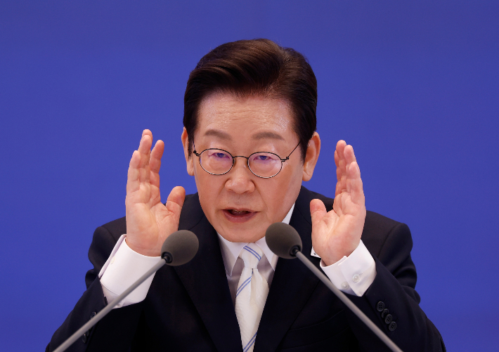 이재명 대통령이 11일 청와대 영빈관에서 열린 취임 100일 기자회견에서 취재진 질문에 답변하고 있다. 연합뉴스