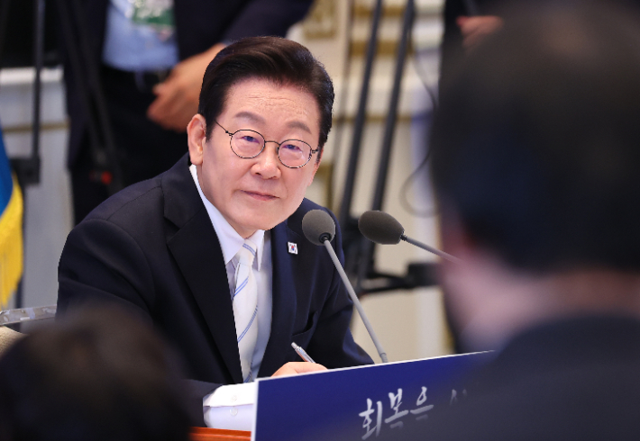 이재명 대통령이 11일 청와대 영빈관에서 열린 취임 100일 기자회견 '회복을 위한 100일, 미래를 위한 성장'에서 취재진의 질문을 받고 있다. 연합뉴스