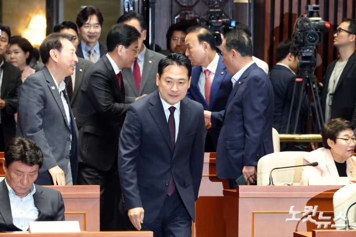 국민의힘 장동혁 대표가 11일 서울 여의도 국회에서 의원총회에 참석하고 있다.