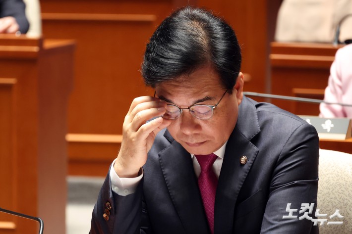 국민의힘 송언석 원내대표가 11일 서울 여의도 국회에서 의원총회에서 생각에 잠겨있다.