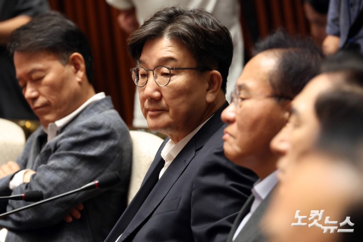 국민의힘 권성동 의원이 11일 서울 여의도 국회에서 의원총회에 참석하고 있다.