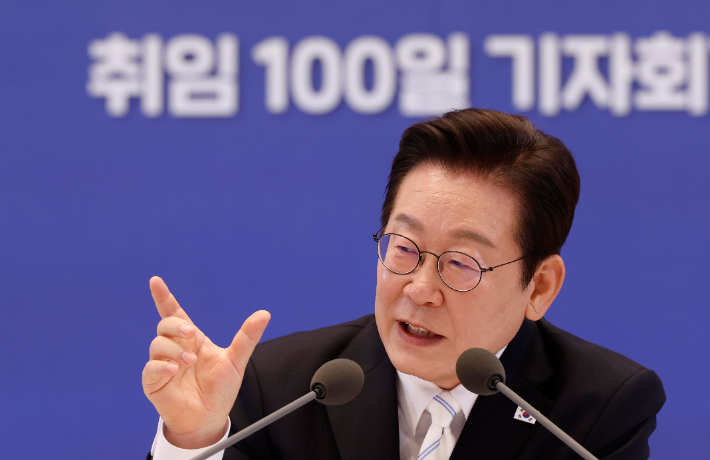 이재명 대통령이 11일 청와대 영빈관에서 열린 취임 100일 기자회견 '회복을 위한 100일, 미래를 위한 성장'에서 발언하고 있다. 연합뉴스