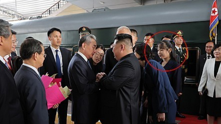 김정은 북한 국무위원장의 딸 주애(붉은 원). 연합뉴스