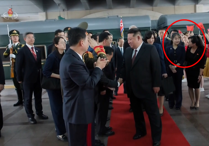 현송월 당 부부장과 대화 나누는 김정은 딸 주애. 연합뉴스