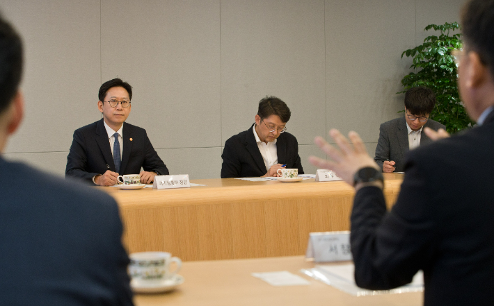 배경훈 과학기술정보통신부 장관이 11일 오전 서울 종로구 KT 광화문지사를 방문해 고객 무단 소액결제 침해사고 관련 조치 현황을 점검했다. 과기정통부 제공