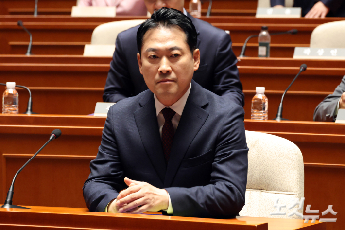 국민의힘 장동혁 대표가 11일 서울 여의도 국회에서 의원총회에 참석하고 있다. 윤창원 기자