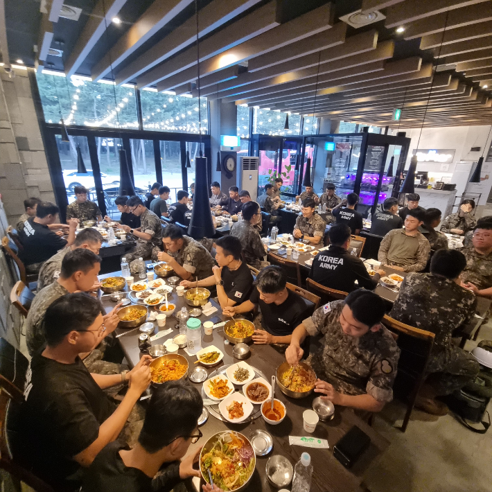  급수작전에 투입된 군 장병 100여 명에게 저녁 식사를 무료로 제공한 강릉의 한 식당. 강릉시 제공