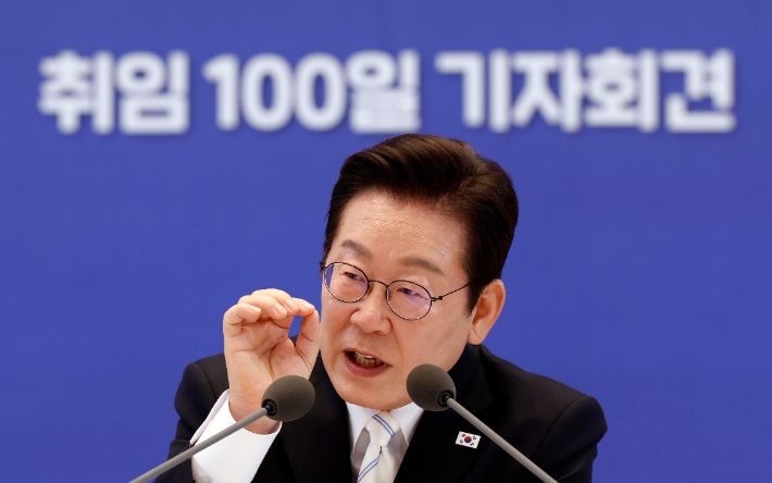 이재명 대통령이 11일 청와대 영빈관에서 열린 취임 100일 기자회견 '회복을 위한 100일, 미래를 위한 성장'에서 발언하고 있다. 연합뉴스