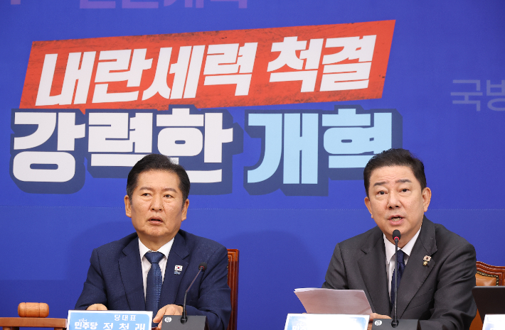  더불어민주당  정청래 대표(왼쪽)와 김병기 원내대표. 연합뉴스