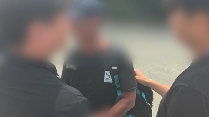 11일 낮 12시3분쯤 서귀포시 남원읍 위미리 소재 전지훈련센터 인근 노상에서 해경이 밀입국 중국인을 검거하면서 미란다원칙을 고지하고 있다. 제주해경청