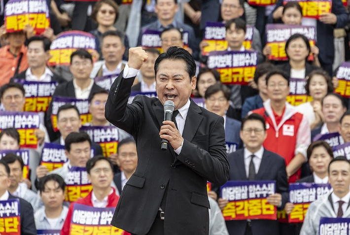 국민의힘 장동혁 대표가 지난 4일 국회 본청 계단에서 열린 야당말살 정치탄압 특검수사 규탄대회에서 강력한 대 여당, 대 정부 투쟁을 선언하는 규탄 연설을 하고 있다. 연합뉴스