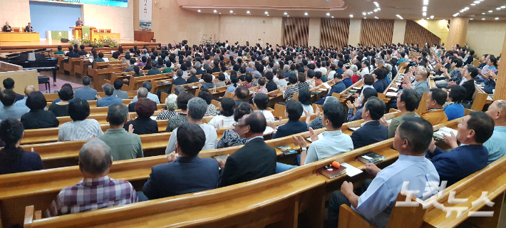 사상 최악의 가뭄으로 인해 강릉시가 제한급수, 단수 등 어려움을 겪고 있는 가운데 강릉시기독교연합회(회장 김영철 목사)가 지난 10일 특별 기도회를 열었다. 최진성 아나운서
