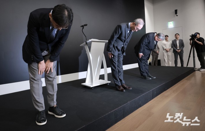 KT 김영섭 사장을 비롯한 임직원들이 11일 서울 종로구 KT 광화문빌딩 웨스트 사옥에서 최근 발생한 소액결제 피해와 관련해 고개 숙여 사과하고 있다. 왼쪽부터 서창석 KT 네트워크 부문장 부사장, 김 사장, 이현석 커스터머 부문장 부사장.