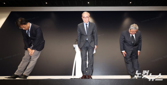 고개숙여 사과하는 김영섭 KT 대표이사