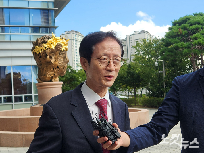 이갑준 부산 사하구청장이 11일 부산지법 서부지원에서 열린 공직선거법 위반 혐의 선고 공판이 끝난 뒤 항소 의사를 밝히고 있다. 정혜린 기자