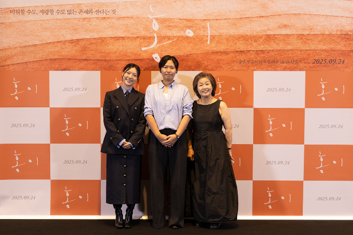 (왼쪽부터) 영화 '홍이'의 배우 장선, 황슬기 감독, 변중희. 에무필름즈 제공