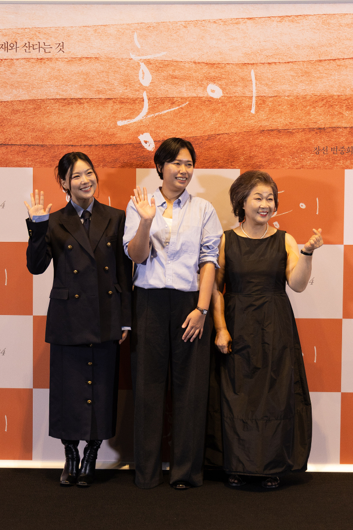 (왼쪽부터) 영화 '홍이'의 배우 장선, 황슬기 감독, 변중희. 에무필름즈 제공