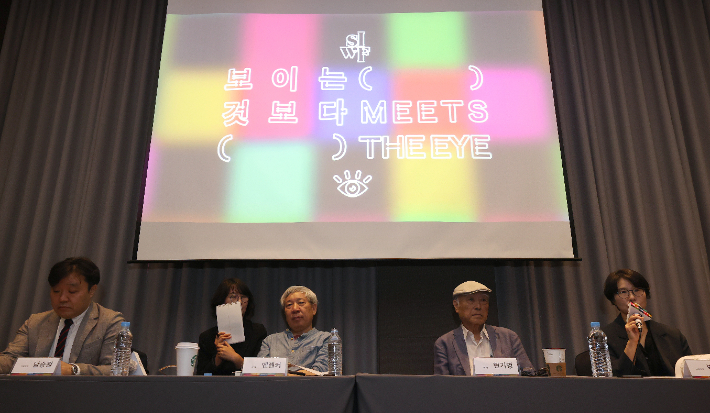  11일 서울 중구 프레이저 플레이스 남대문에서 '2025 '가 열리고 있다. 왼쪽부터 남승원 축제 기획위원, 옌롄커 작가, 현기영 작가, 박연준 축제 기획위원. 연합뉴스