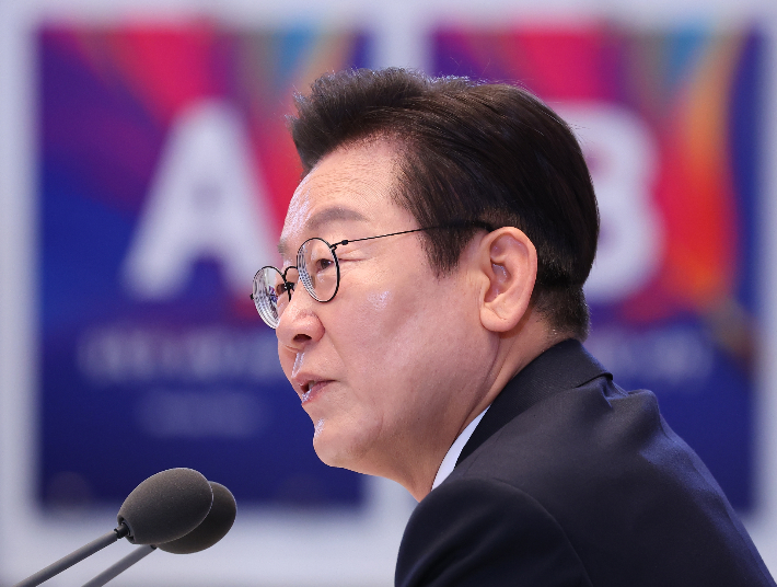 이재명 대통령이 11일 청와대 영빈관에서 열린 취임 100일 기자회견 '회복을 위한 100일, 미래를 위한 성장'에서 발언하고 있다. 연합뉴스