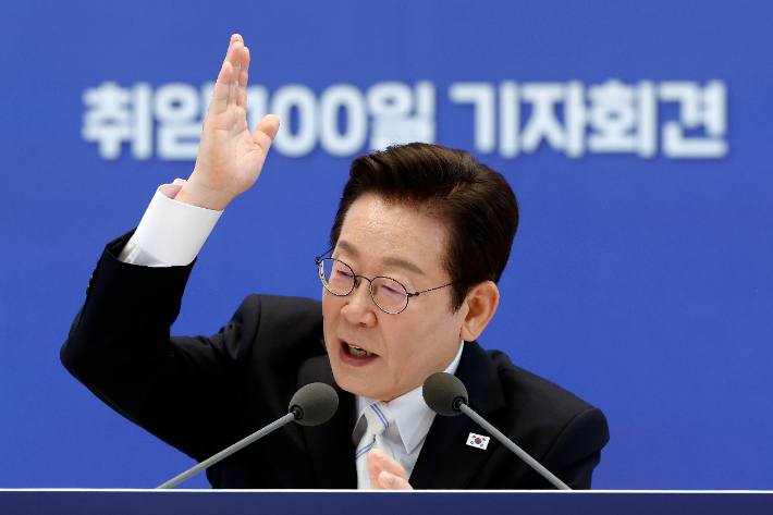 이재명 대통령이 11일 청와대 영빈관에서 열린 취임 100일 기자회견 '회복을 위한 100일, 미래를 위한 성장'에서 취재진 질문에 답하고 있다. 연합뉴스