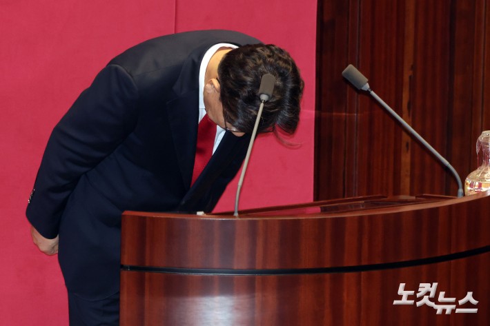 11일 서울 여의도 국회에서 열린 제429회국회(정기회) 제4차 본회의에서 국민의힘 권성동 의원이 자신에 대한 체포동의안 표결에 앞서 신상 발언을 마치고 인사를 하고 있다.