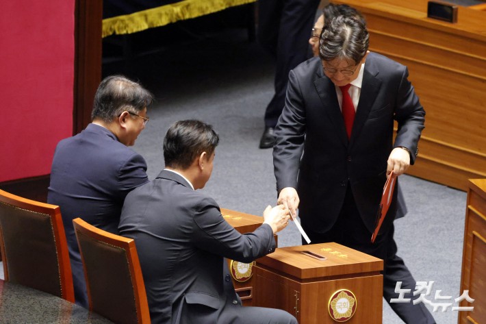 11일 서울 여의도 국회에서 열린 제429회국회(정기회) 제4차 본회의에서 국민의힘 권성동 의원이 자신에 대한 체포동의안에 투표를 하고 있다.