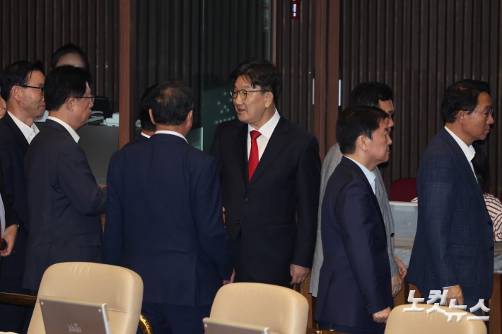 11일 서울 여의도 국회에서 열린 제429회국회(정기회) 제4차 본회의에서 국민의힘 권성동 의원이 자신에 대한 체포동의안에 대한 신상발언을 마치고 동료의원들과 인사를 하고 있다.