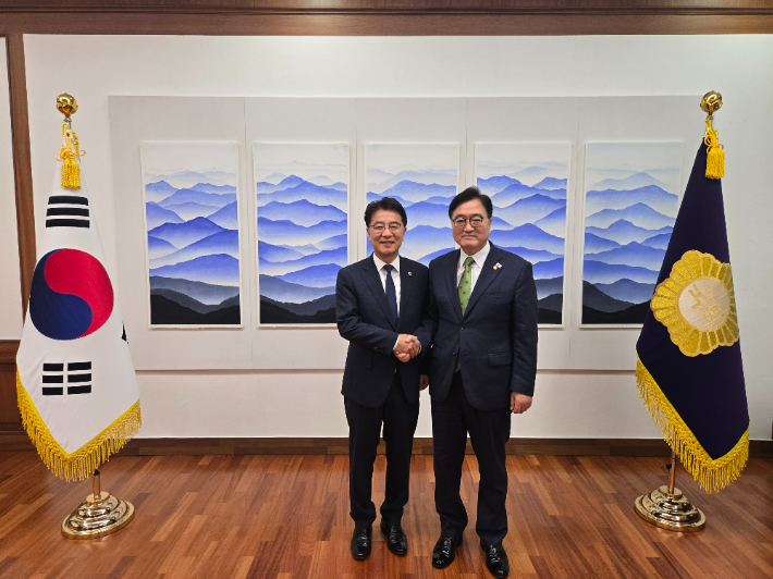 전라남도의회 김태균 의장은 11일 국회를 방문해 우원식 국회의장을 접견하고, 지방의원 사직기한 차별 문제 해소 등 현안 해결을 위한 제도 개선과 국회 차원의 지원을 강력히 요청했다. 전남도의회 제공
