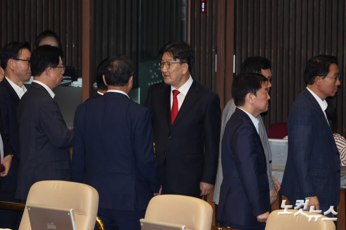 11일 서울 여의도 국회에서 열린 제429회국회(정기회) 제4차 본회의에서 국민의힘 권성동 의원이 자신에 대한 체포동의안에 대한 신상발언을 마치고 동료의원들과 인사를 하고 있다. 윤창원 기자