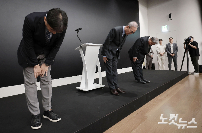 김영섭 KT 대표를 비롯한 임직원들이 11일 서울 종로구 KT 광화문빌딩 웨스트 사옥에서 최근 발생한 소액결제 피해와 관련해 고개 숙여 사과하고 있다. 왼쪽부터 서창석 KT 네트워크 부문장 부사장, 김영섭 KT 대표, 이현석 커스터머 부문장 부사장. 류영주 기자